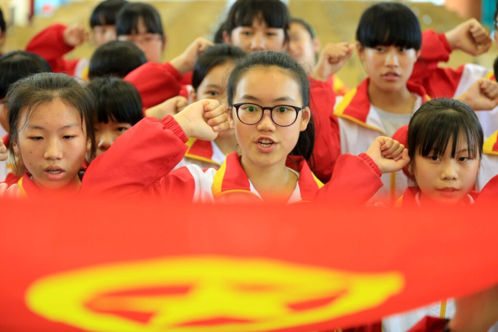 --FILE--Young Chinese students swear in during a ceremony for becoming new members of the Communist Youth League of China at Rongan County Middle School in Rongan county, south China's Guangxi Zhuang Autonomous Region, 4 May 2015.

China's Communist Youth League, once a powerful force within the party, will overhaul its leadership and management structures, following Chinese President Xi Jinping's call for the elite organisation to improve its role in politics. The league used to be a cradle for promising party stars, counting former president Hu Jintao and Chinese Premier Li Keqiang among its veterans. Entitled "Proposal on the Reform of Youth League's Central Committee", the document said the changes were aimed at implementing instructions given by Xi on the organisation¡¯s work. The document was released by the General Office of the party's Central Committee and reported by Xinhua. "To carry out the reform of the youth league is part of the party's campaign to strictly govern the party," it said.